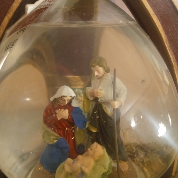 North Pole Trading Co. Musical Nativity Scene Snow Globe Plays "Silent Night" - Picture 4 of 10